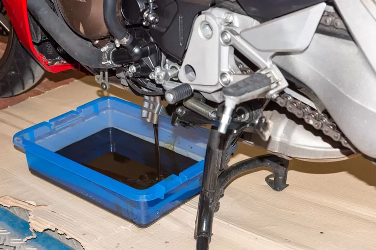 Ganti Oli Mesin Motor Berapa KM? Simak Tips Ini Biar Gak Telat!